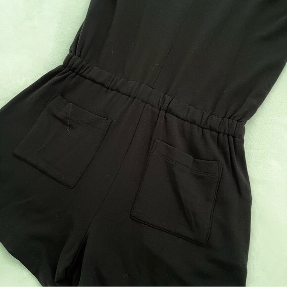 NWT Lou & Grey Signaturesoft Scoop Neck Cap Sleeve Romper in Black, Size XS - Picture 13 of 15